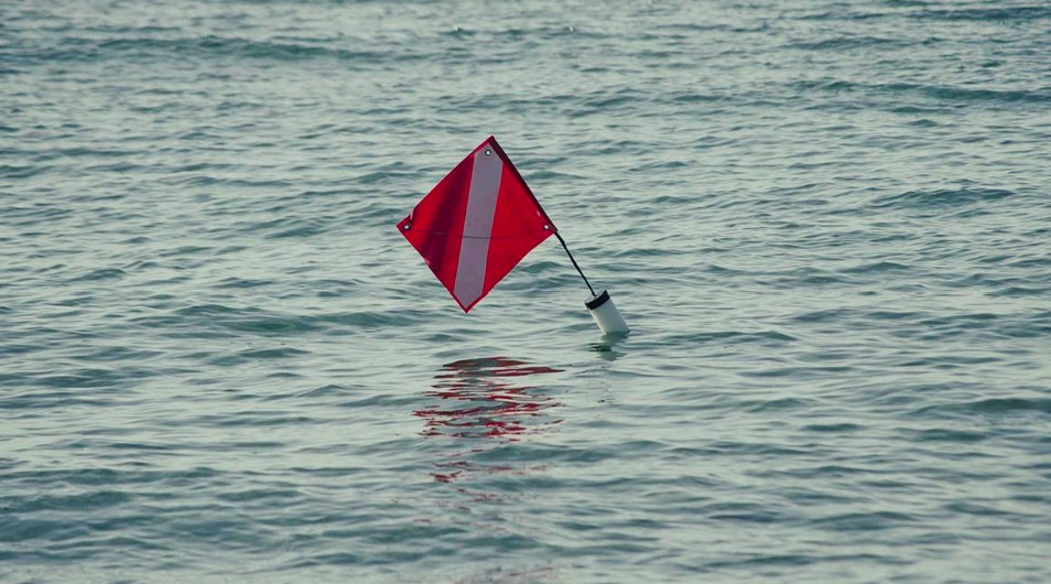 Diver Down Flags: Safeguarding Lives Beneath the Surface”